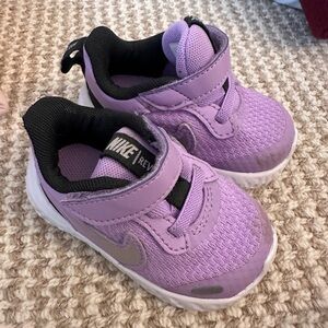Nike Toddler Purple and Black Hook-and-Loop Sneakers
